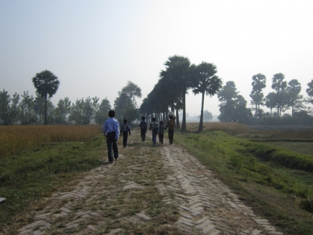 BOYS ON RURAL ROAD.SHOT AT VAISHALI, BIHAR, INDIA: AFTERNOON HOURS ON NOVEMBER 20,2012.のeditorial素材
