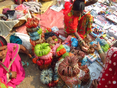 WOMAN SELLING BANGLES.SHOT AT AFTERNOON HOURS ON 24.11.12 AT MANER, BIHAR, INDIA.のeditorial素材