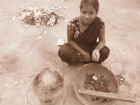 WOMAN PRPARING CHULHA OR FIRE OVEN.SHOT AT PATNA, BIHAR INDIA:MORNING HOURS ON NOVEMBER 23,2012.のeditorial素材