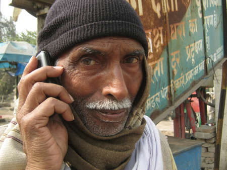 UNIDENTIFIED OLD MAN SPEAKS ON MOBILE. EVEN THE OLD AND UNEDUCATED USE MOBILE INDIA NOW. SHOT ON MORNING HOURS ON FEBRUARY 13, 2013 AT PATNA, BIHAR, INDIA.のeditorial素材