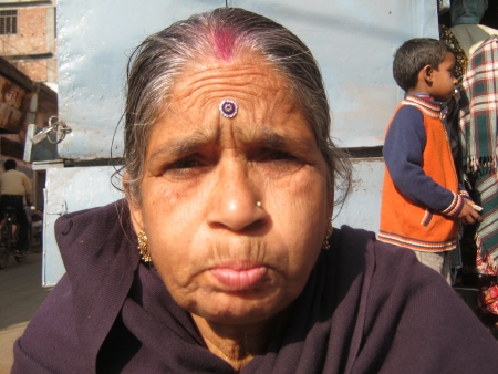 PORTRAIT OF AN UNIDENTIFIED OLD HINDU WOMAN .SHOT ON MORNING HOURS ON FEBRUARY 14, 2013 AT PATNA, BIHAR, INDIA.のeditorial素材