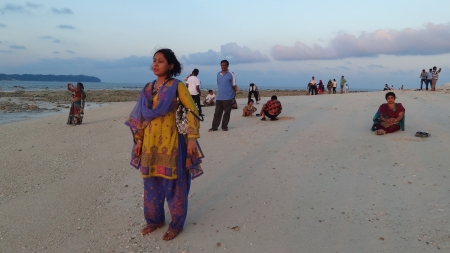 UNIDENTIFIED TRAVELERS ENJOY SUNSET AT LAXMANPUR BEACH. SHOT AT AFTERNOON HOURS ON MARCH 17, 2013 IN NEIL ISLAND, ANDAMAN, INDIA.のeditorial素材