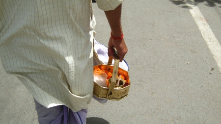 UNIDENTIFIED WORSHIPERS AT STREET WITH PUJA ITEMS. SHOT AT AFTERNOON HOURS ON APRIL 05, 2013 IN PATNA, INDIAのeditorial素材