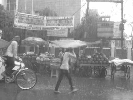 A ROAD SCENE AT RAIN. SHOT DURING AFTERNOON HOURS ON APRIL 19, 2013 IN PATNA, INDIA.のeditorial素材