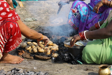 Bathing ritual by Indian woman. Travel Danapur, Patna, Bihar Photo. Shot at afternoon hours on 15.11.14 at Flagstaff ghat, Danapur, Bihar, India.のeditorial素材