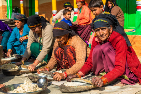 31st January 2023, Tehri Garhwal, Uttarakhand, India. Women Preparing traditional cuisine in groups during a marriage ceremony. District Jaunsar-Jaunpurのeditorial素材