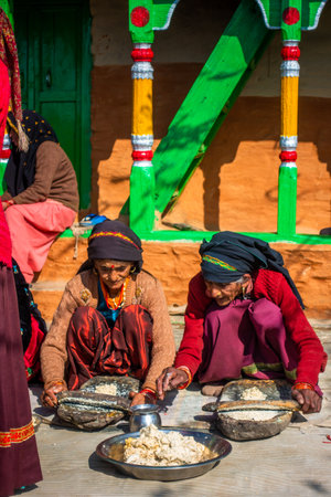 31st January 2023, Tehri Garhwal, Uttarakhand, India. Women Preparing traditional cuisine in groups during a marriage ceremony. District Jaunsar-Jaunpurのeditorial素材