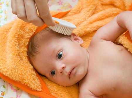 mother brushing her son with comb
の写真素材