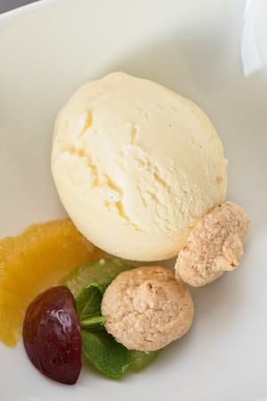 Fruit vanila ice cream in plateの写真素材