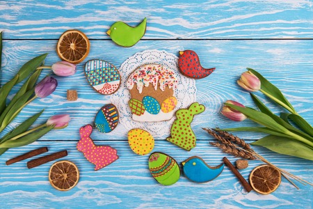 Tulips and gingerbread cookies