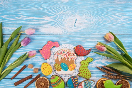 Tulips and gingerbread cookiesの写真素材