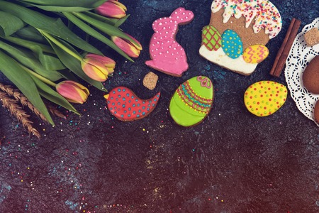 Tulips and gingerbread cookiesの写真素材