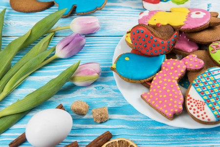 Tulips and gingerbread cookiesの写真素材
