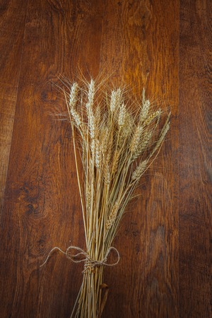 Rye spikelets on wooden backgroundの写真素材