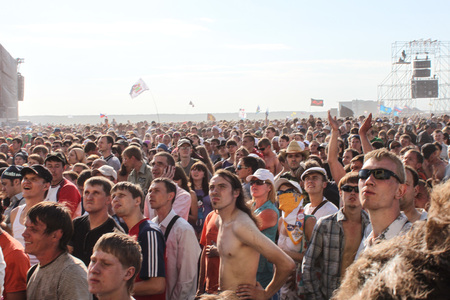 Samara 12.06.2010 Festival many people pull their hand upのeditorial素材