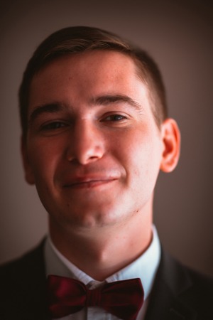 Groom in the background of the windowの写真素材