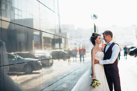 Wedding couple on backround mirror buildingsの写真素材