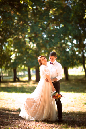 The bride and groom in the background of park treesの写真素材