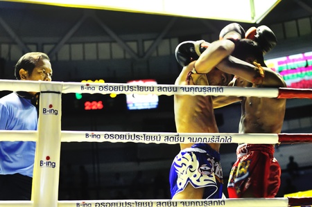 Bangkok, Thailand - February 24, 2011 - Thai boxing event "BATTLE OF WANMITCHAI". Rajadamnern stadium. Red PHETPHANOM MEENAYOTHIN 118 Pound - Win. Blue RENGPHET PHETFERGUS 118 Pound.のeditorial素材