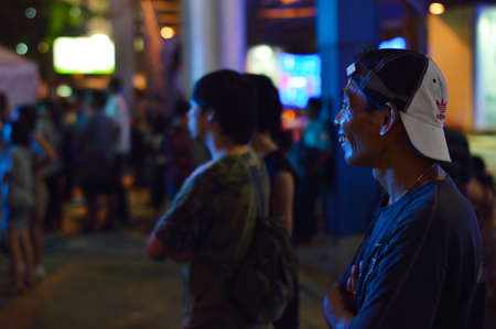 BANGKOK - DECEMBER 10: Audience of street show in Bangkok. Bangkok, Thailand - December 10, 2012.のeditorial素材