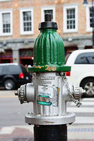 NEW ORLEAN - APRIL 4: Beautiful street view in downtown of New Orlean. New Orlean, Louisiana - April 4, 2014.のeditorial素材