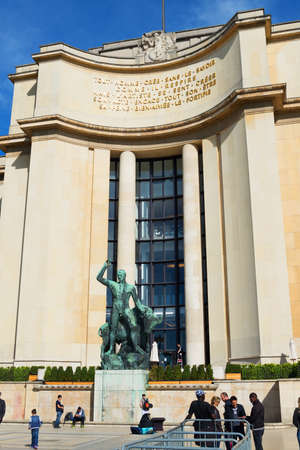 PARIS, FRANCE - MAY 6, 2016: Beautiful streets of Paris crowded with the tourists.のeditorial素材