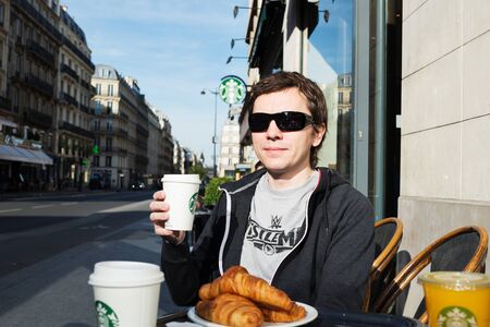 PARIS, FRANCE - MAY 6, 2016: Beautiful streets of Paris crowded with the tourists.のeditorial素材