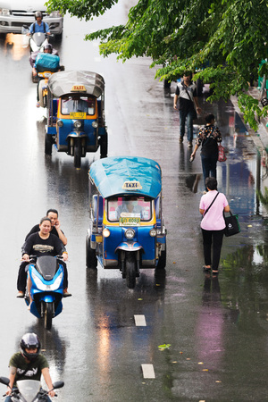 BANGKOK, THAILAND - AUGUST 16, 2016: Transport on noisy and colorful life-filled streets of Bangkok.のeditorial素材