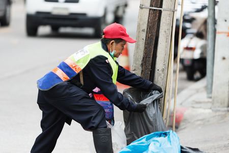 BANGKOK, THAILAND - AUGUST 16, 2016: Locals and tourists on noisy and colorful life-filled streets of Bangkok.のeditorial素材