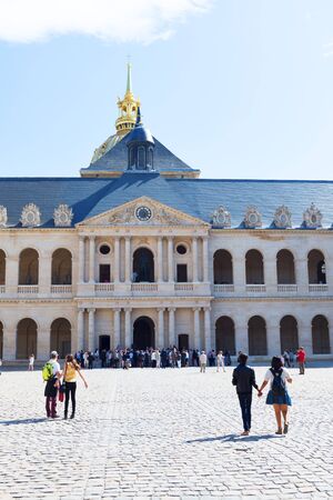 PARIS, FRANCE - MAY 7, 2016: Beautiful streets of Paris crowded with the tourists.のeditorial素材