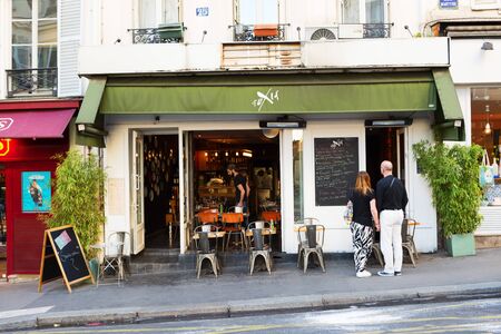 PARIS, FRANCE - MAY 7, 2016: Beautiful streets of Paris crowded with the tourists.のeditorial素材