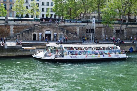 PARIS, FRANCE - MAY 8, 2016: Beautiful streets of Paris crowded with the tourists.のeditorial素材
