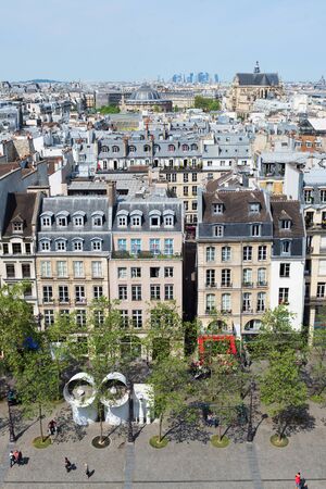 PARIS, FRANCE - MAY 8, 2016: Beautiful streets of Paris crowded with the tourists.のeditorial素材