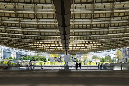 PARIS, FRANCE - MAY 8, 2016: Beautiful streets of Paris crowded with the tourists.のeditorial素材
