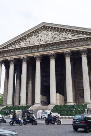 PARIS, FRANCE - MAY 9, 2016: Beautiful streets of Paris crowded with the tourists.のeditorial素材