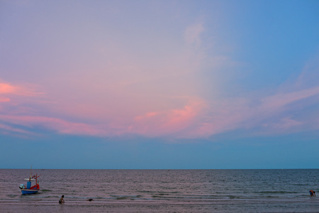 HUA HIN, THAILAND - SEPTEMBER 7, 2015: Beautiful tropical beach in low season.のeditorial素材