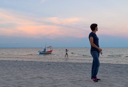 HUA HIN,THAILAND - SEPTEMBER 7, 2015: Happy tourist poses on the Hua Hin beach.のeditorial素材
