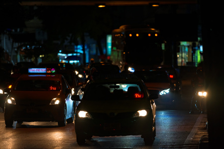 BANGKOK, THAILAND - AUGUST 24, 2016: Road traffic on the street in downtown of Bangkok. Night time.のeditorial素材