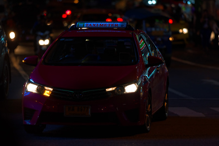BANGKOK, THAILAND - AUGUST 25, 2016: Road traffic in night time on the street in downtown of Bangkok.のeditorial素材