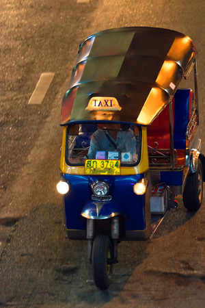 BANGKOK, THAILAND - AUGUST 24, 2016: Road traffic on the street in downtown of Bangkok. Night time.のeditorial素材