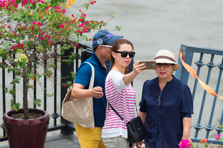 BANGKOK, THAILAND - AUGUST 29, 2016: Happy tourists on the street in downtown of Bangkok.のeditorial素材