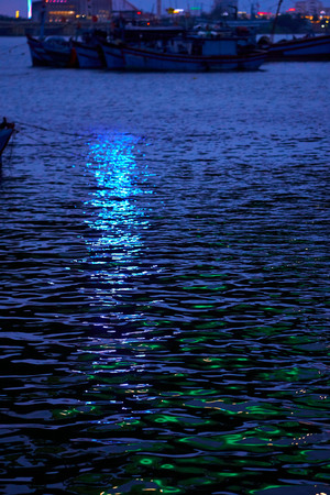 DA NANG, VIETNAM - AUGUST 15, 2017: Beautiful view of the Han River in Da Nang city at night time.のeditorial素材