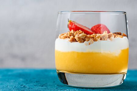 Frontal view of mango parfait with mussels and strawberries close-up. copy spaceの写真素材