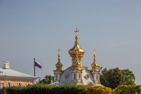 Golden church dome and russian flag in Pertergof, St-Petersburg. Saint Petersburg, Russia - November 29 2019.のeditorial素材