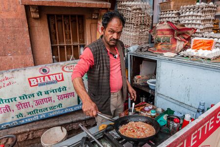 Udaipur, India - March 08 2017: Food stall making omlette at the streets.のeditorial素材