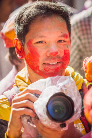 Vrindavan, India - March 12 2017: Indian people covered in different colours celebrating Holi festival in Vrindavan, India.のeditorial素材