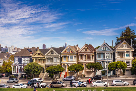 Famous houses are Painted Ladies is the row of Victorian houses across Alamo Square Park. San Francisco, USA - September 15 2018.のeditorial素材