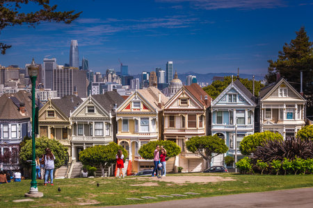 Famous houses are Painted Ladies is the row of Victorian houses across Alamo Square Park. San Francisco, USA - September 15 2018.のeditorial素材