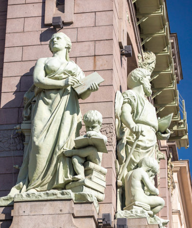 Statues of a mother and son on the facade of the buildingの写真素材