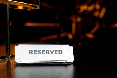 A great photography of the "Reserved" sign on the tableの写真素材